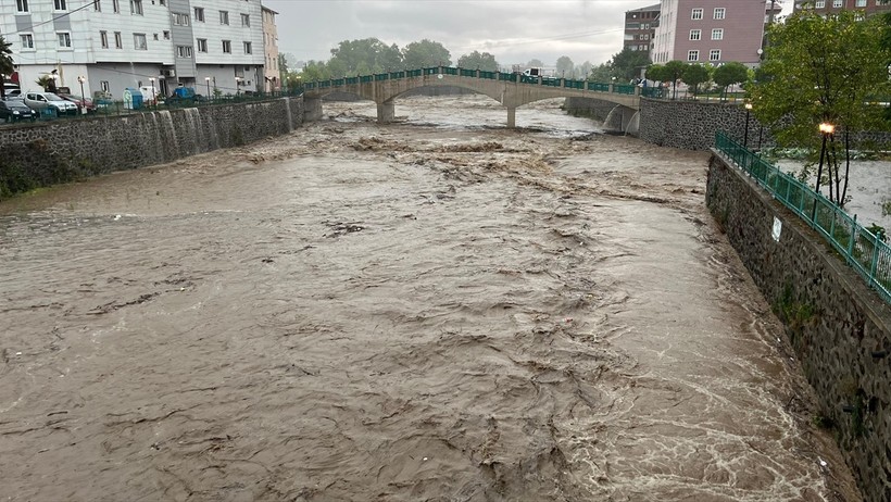 Samsun'da şiddetli yağış hayatı felç etti - Resim : 1