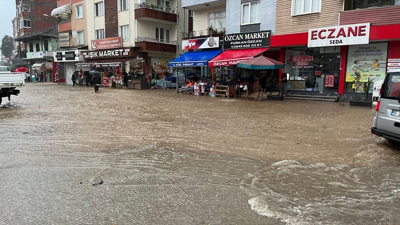 Samsun'da şiddetli yağış hayatı felç etti - Resim : 2