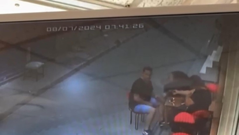 Fatih'te baygınlık geçirip yola düşen adamın üzerinden otomobil geçti - Resim : 1