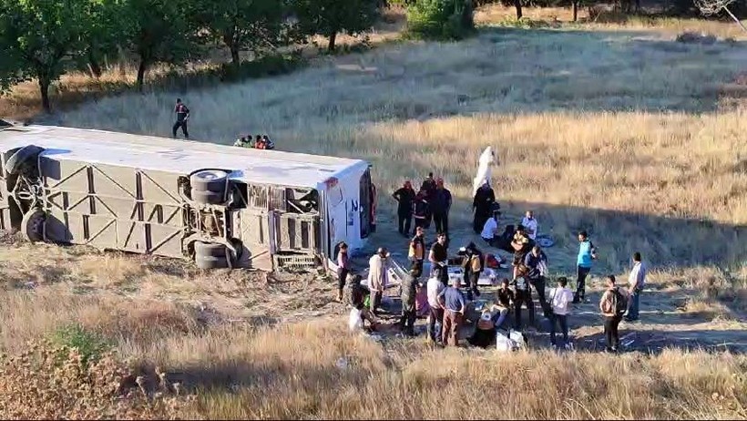 Malatya'da yolcu otobüsü şarampole devrildi: 22 yaralı - Resim: 8