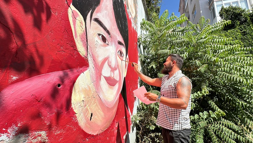 Azerbaycanlı ressam Narin'in resmini duvara çizdi: Derin üzüntü duyuyorum - Resim : 1