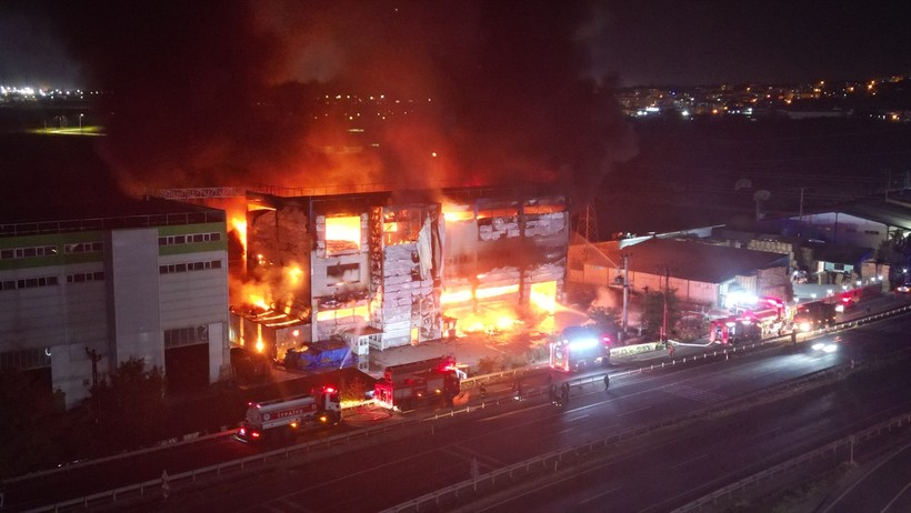 Tekirdağ'da kozmetik fabrikasında çıkan yangına müdahale - Resim : 2