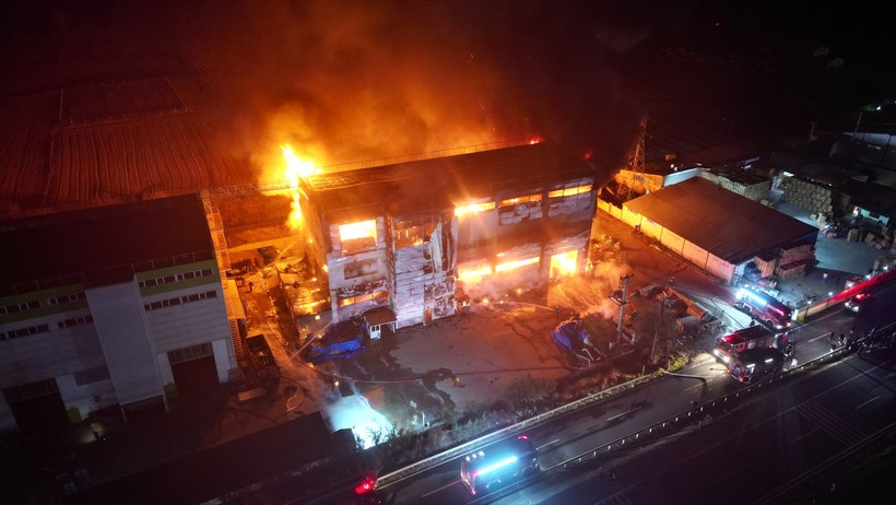 Tekirdağ'da kozmetik fabrikasında çıkan yangına müdahale - Resim : 1