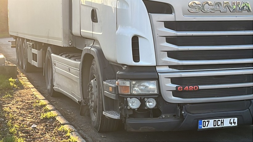 Kocaeli'de tır şoförünü dövüp boynundan bıçakladılar - Resim : 1