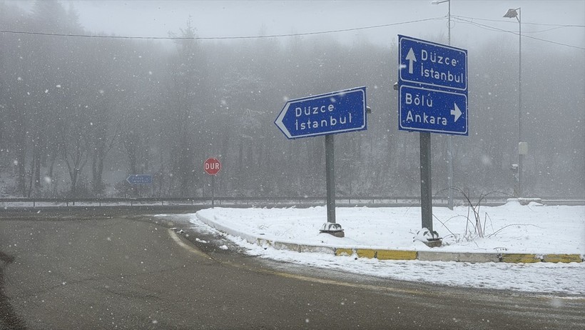 Anadolu Otoyolu ve D-100 kara yolunun Bolu Dağı kesiminde kar ve sis etkisini gösterdi.