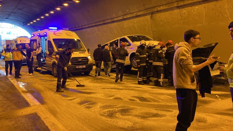 TEM'de 8 araç zincirleme kazaya karıştı: 8 kişi yaralandı - Resim : 2