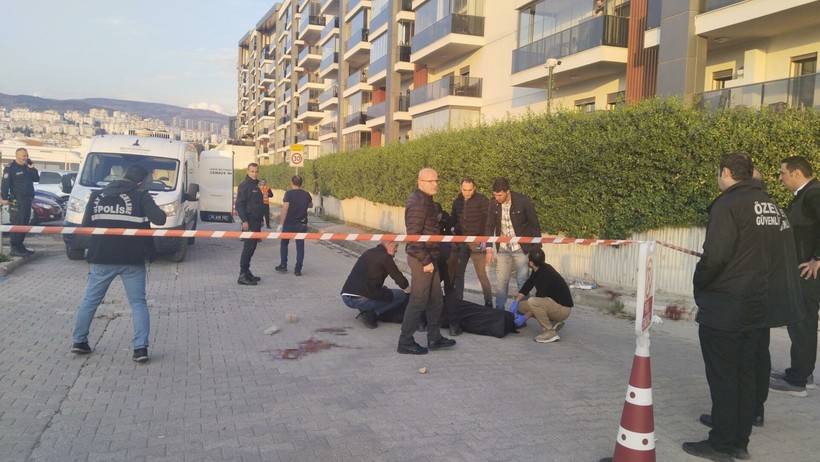İzmir'de önlerini kestiği eski nişanlısı ile annesini, sonra da kendisini vurdu: 2 ölü, 1 yaralı - Resim : 1