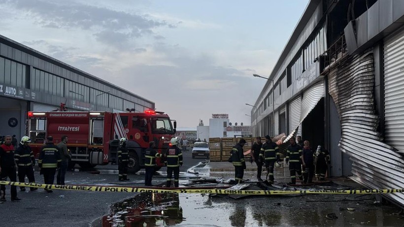 Diyarbakır’da kepenk tamiri sırasında çıkan kıvılcımla 4 dükkan yandı - Resim : 2