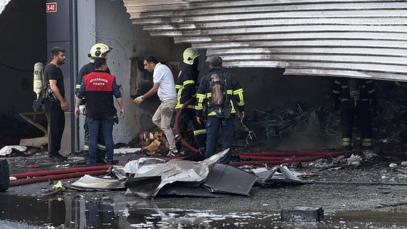 Diyarbakır’da kepenk tamiri sırasında çıkan kıvılcımla 4 dükkan yandı - Resim : 1