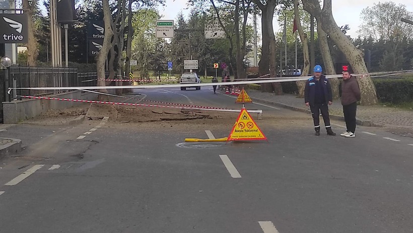 İstanbul Sarıyer'de yol çöktü: Trafiğe kapatıldı! O anlar kameraya yansıdı - Resim : 1