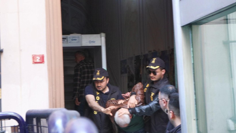Özgür Özel'e yumruk attı! Saldırganın gözaltına alındığı anlar kamerada - Resim : 1