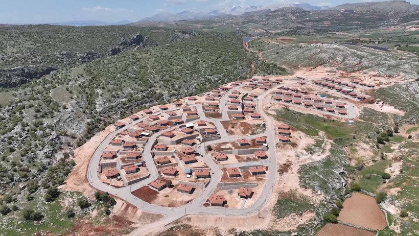 Bakan Kurum paylaştı: Adıyaman Zey Köyü kayalık zeminde yeniden kuruldu - Resim : 1