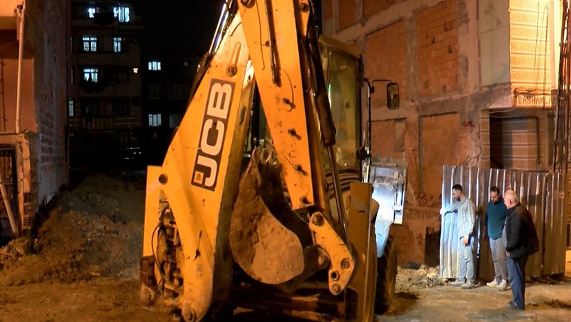 Bağcılar’da toprak kayması... Yana doğru eğilen bina boşaltıldı - Resim : 1