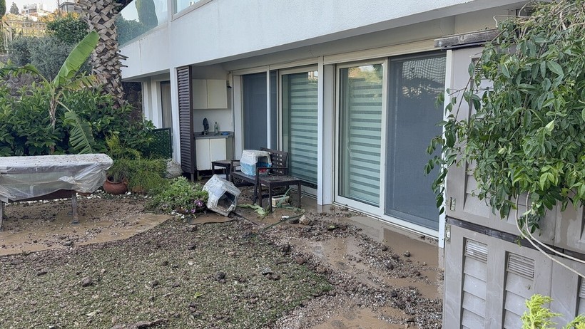Su borusu bomba gibi patladı, sokaklar sular altında kaldı - Resim : 2