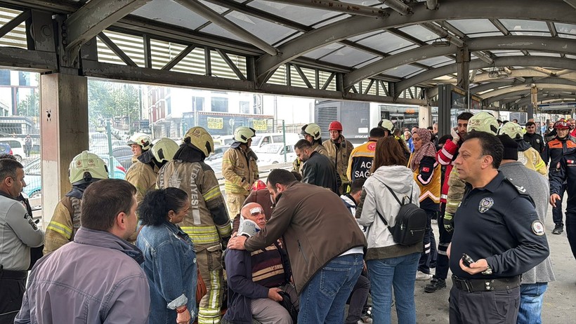 Beylikdüzü'nde iki metrobüs çarpıştı: 1 ölü 20 yaralı - Resim : 1