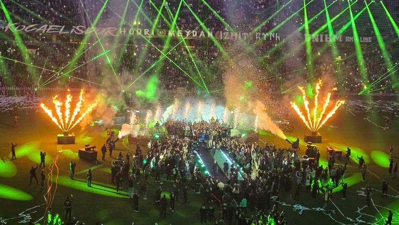 Trendyol 1. Lig şampiyonu Kocaelispor kupasını binlerce taraftarıyla birlikte kaldırdı - Resim : 2