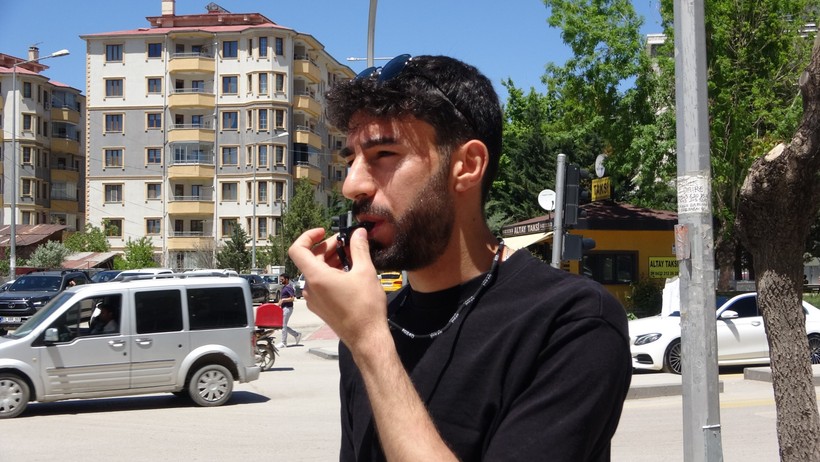Şehirde elektrikler kesildi: Hakem yola çıkıp trafiği yönetti - Resim : 2