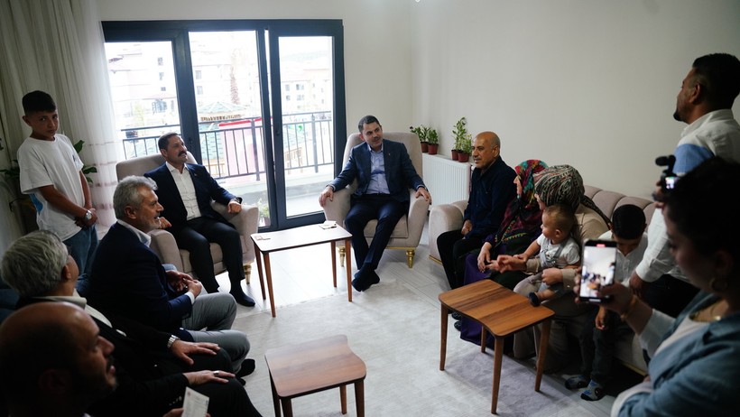 Bakan Kurum, Hatay'da evlerinin yapımı tamamlanan depremzede aileye misafir oldu - Resim : 1