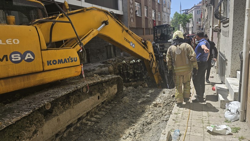 Bayrampaşa'da İSKİ'nin çalışmasında göçük: İşçi kurtarıldı - Resim : 1