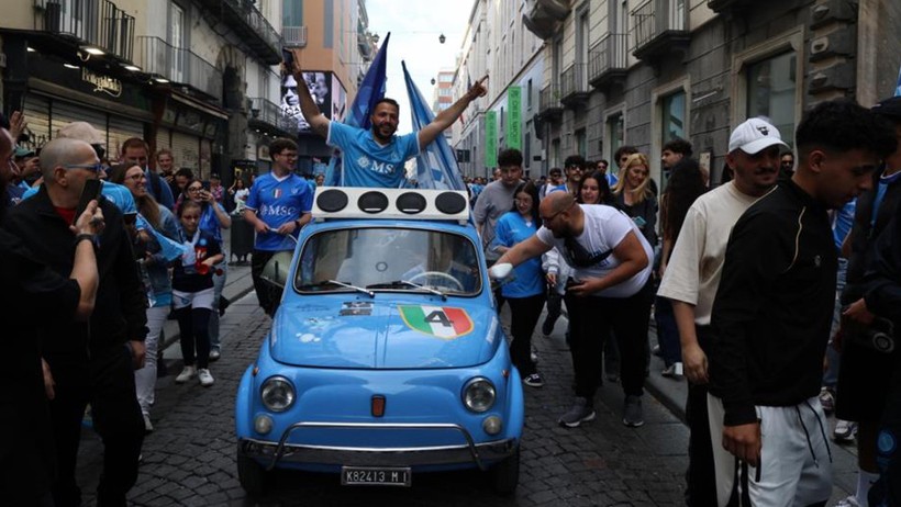 Napoli, İtalya Ligi'nde mutlu sona ulaşıp şampiyonluğu göğüsledi - Resim : 3
