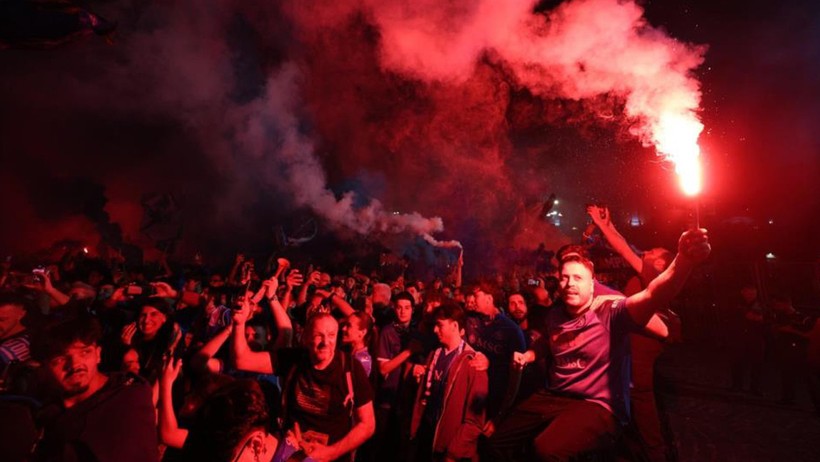 Napoli, İtalya Ligi'nde mutlu sona ulaşıp şampiyonluğu göğüsledi - Resim : 2