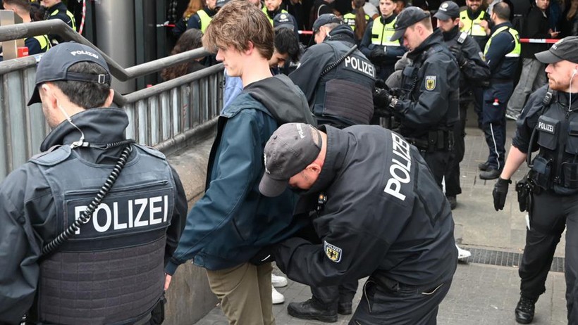 Hamburg'da tren istasyonunda "silah ve kesici alet" araması - Resim : 1