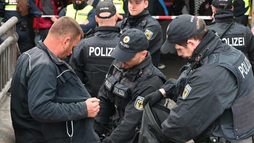 Hamburg'da tren istasyonunda "silah ve kesici alet" araması - Resim : 2