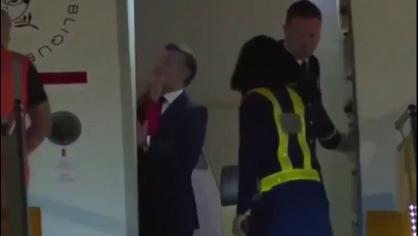 Macron’un Vietnam ziyareti olaylı başladı: Eşi Brigitte tokat mı attı? İşte o görüntüler - Resim : 1