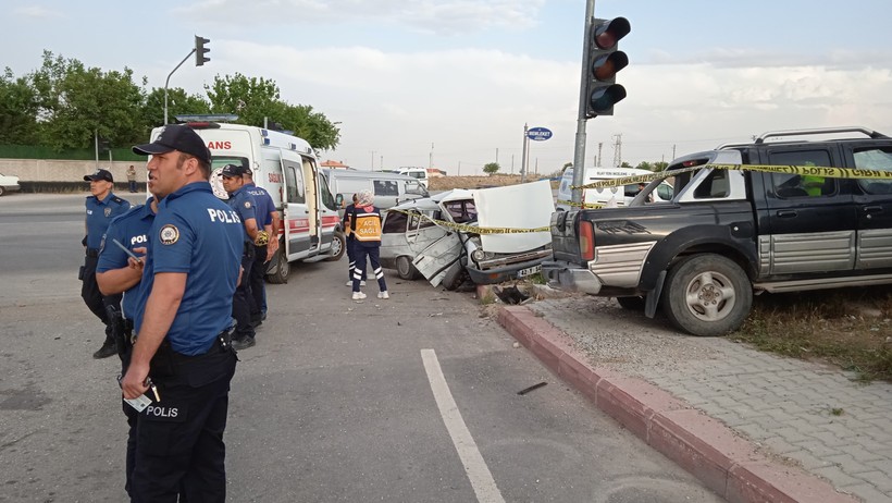 Konya'da otomobil ile kamyonet çarpıştı, yaşlı çift hayatını kaybetti - Resim : 1