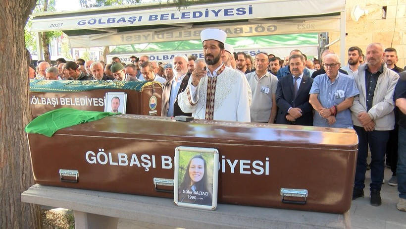 Üzerlerine dekoratif kemer devrilen çift, son yolculuklarına uğurlandı - Resim : 4