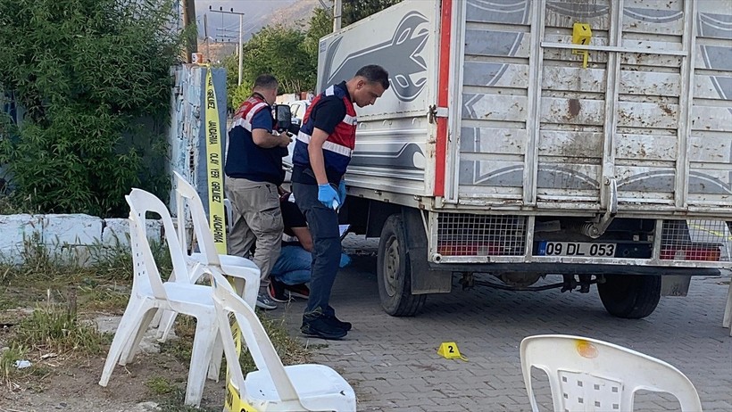 Aydın'ın Efeler ilçesinde, park halindeki kamyonetin kasasından düşen 4 yaşındaki çocuk yaşamını...