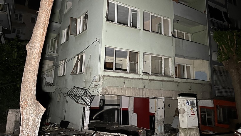 İzmir'de dehşet! Metruk binada poşetler içerisinde 3 kafatası ve kemik parçaları bulundu - Resim : 1
