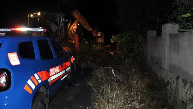 Antalya'da hortum evlerin çatısını uçurdu, seralar zarar gördü - Resim : 2