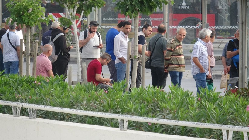 İzmir'de grevin ikinci günü! Duraklarda yine yoğunluk oluştu - Resim: 2