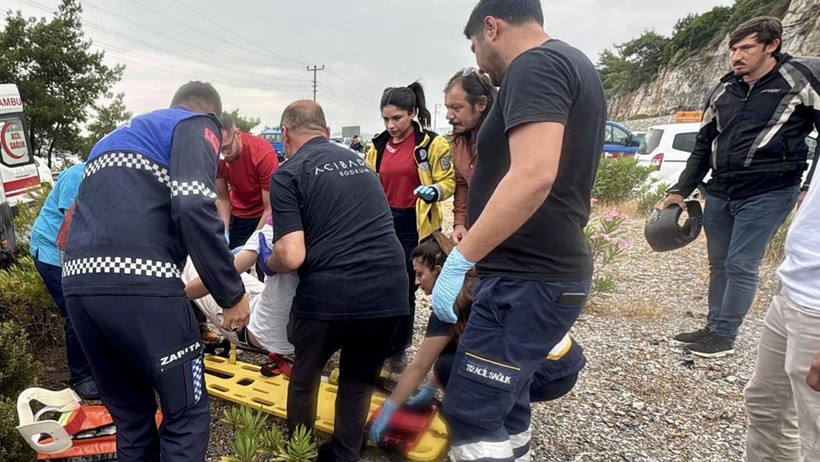 Bodrum'da can pazarı: Minibüsle otomobil çarpıştı, 15 kişi yaralandı - Resim : 1