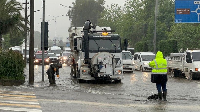 Trabzon’da sağanak yağmur felaketi getirdi: Araçlar mahsur kaldı, hayvanlar telef oldu - Resim : 4