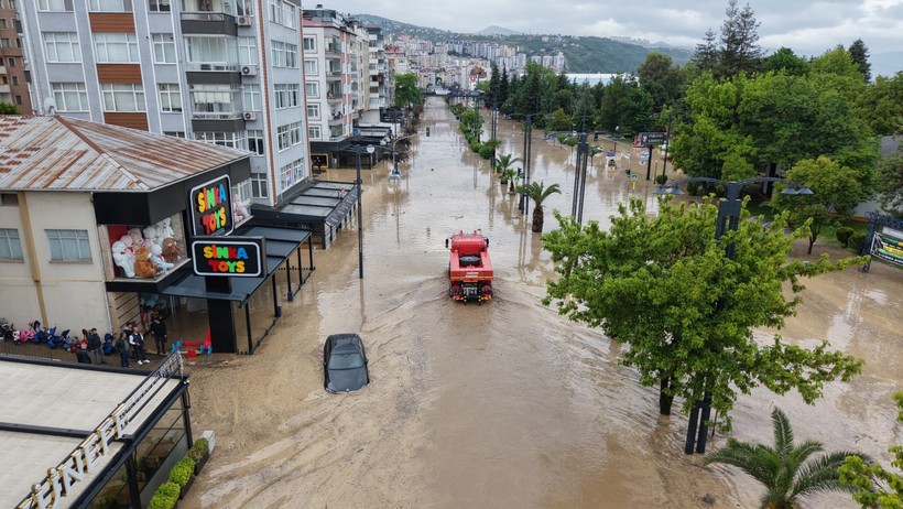 Trabzon’da sağanak yağmur felaketi getirdi: Araçlar mahsur kaldı, hayvanlar telef oldu - Resim : 2