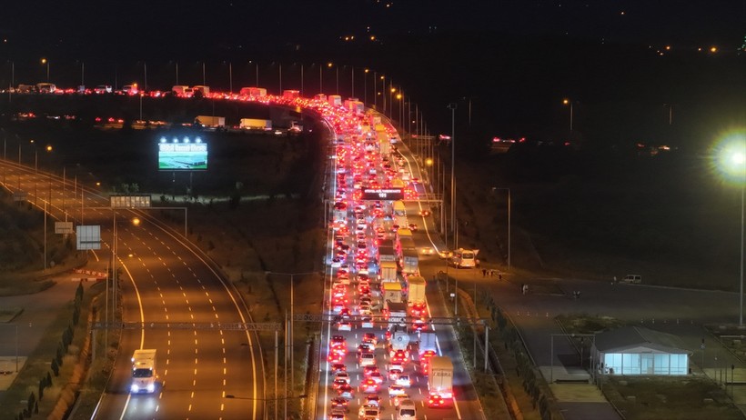 Yollarda bayram tatili yoğunluğu başladı - Resim : 4