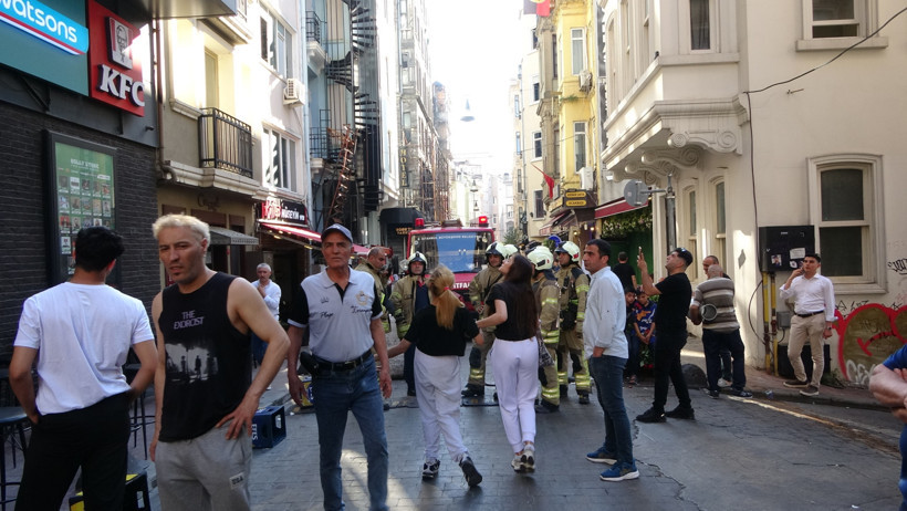 Beyoğlu’nda 7 katlı iş yerinde korkutan yangın - Resim : 1