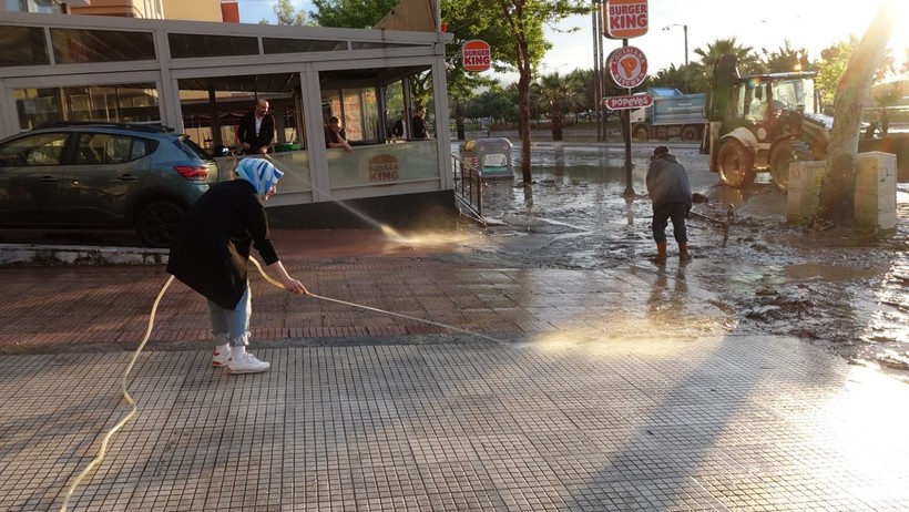Trabzon'da sel gitti, çamur kaldı: Kayıp kişi aranıyor - Resim: 13