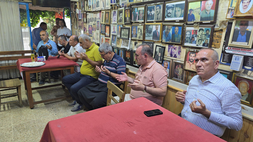 Adana'da 'Ölüler Kahvesi'nde değişmeyen bayram geleneği - Resim : 1