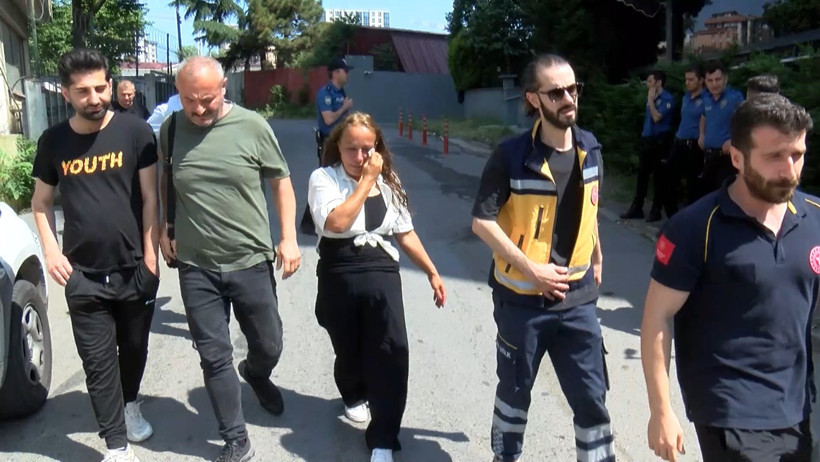 Pendik'te bir kadın parasını alamadığı iş yerinin önünde kendisini yakmak istedi - Resim : 1