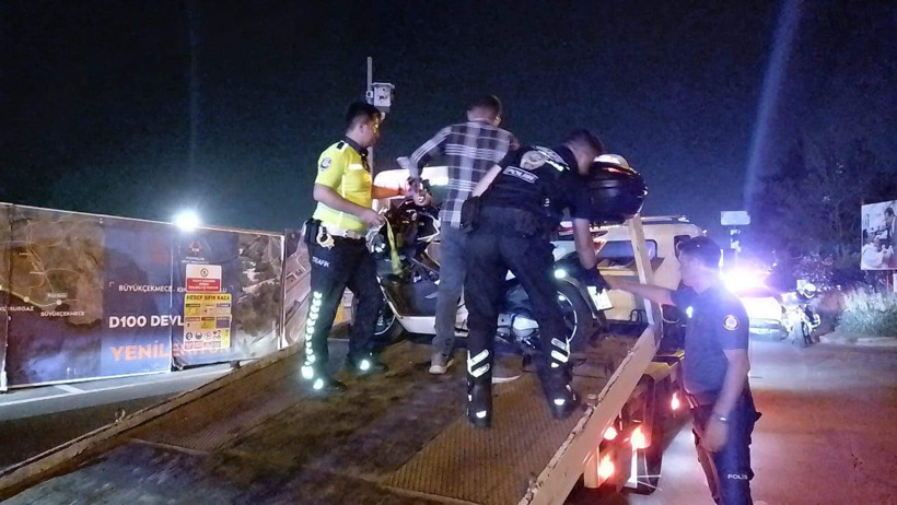 Kontrolden çıkan motosiklet uygulama noktasına girdi: 5'i polis 6 yaralı - Resim : 1