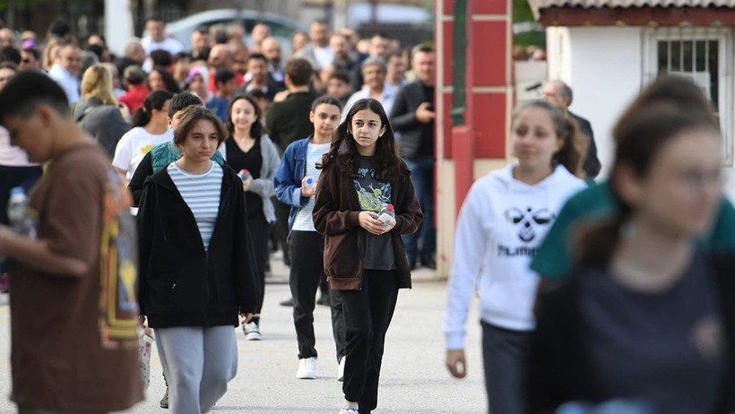 LGS’de büyük gün: 1 milyonu aşkın öğrenci sınavda ter döktü - Resim : 2