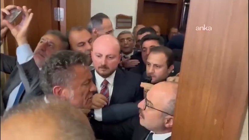 Meclis’te gerginlik: Yumruklar havada uçuştu - Resim : 1