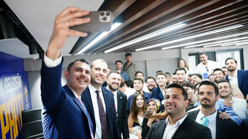Bakan Kurum, gençlerin çay davetine katıldı: “Sen bize Reis’in emanetisin” - Resim : 3