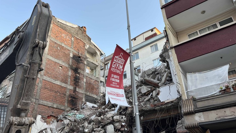 İstanbul'da banyo duvarı olmayan bina - Resim : 1