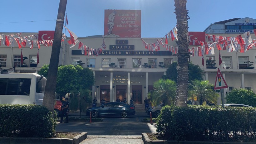 Adana Büyükşehir Belediye Başkanı Zeydan Karalar gözaltına alınırken böyle seslendi: Benim parayla, pulla, rüşvet ile işim yok - Resim : 1
