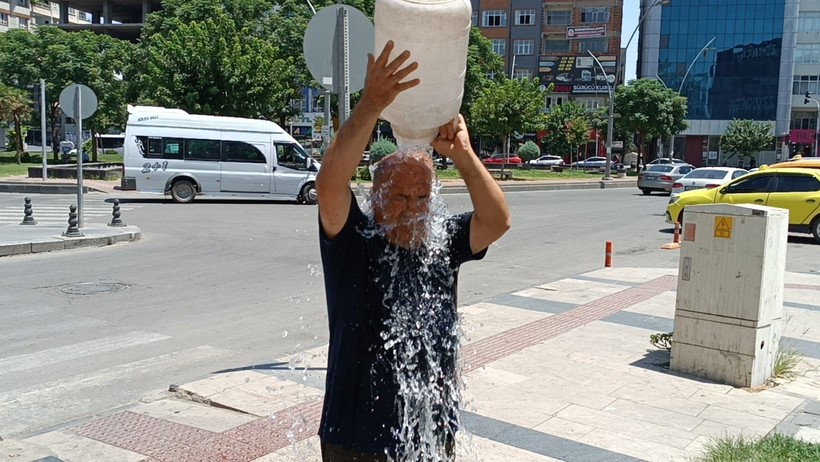 Batman'da sıcak hava bunalttı: Bidonla başına su döktü - Resim : 1