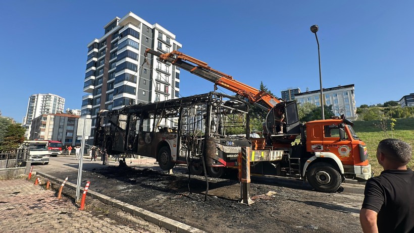 Belediye otobüsü alev alev yandı: Yolcular panikle kaçıştı - Resim : 2